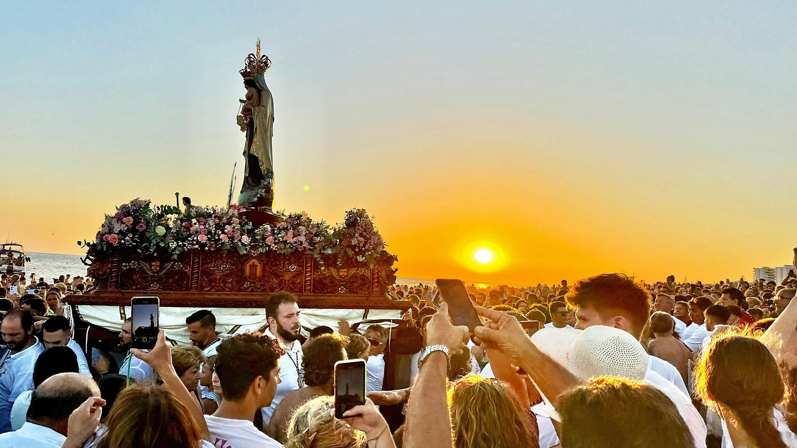 Imágenes de la Virgen del Carmen procesionando en Punta Umbría