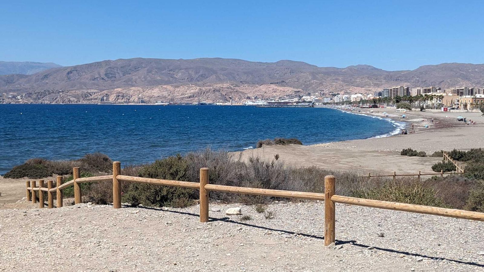 El espacio conecta mediante un paseo de arena con la playa.