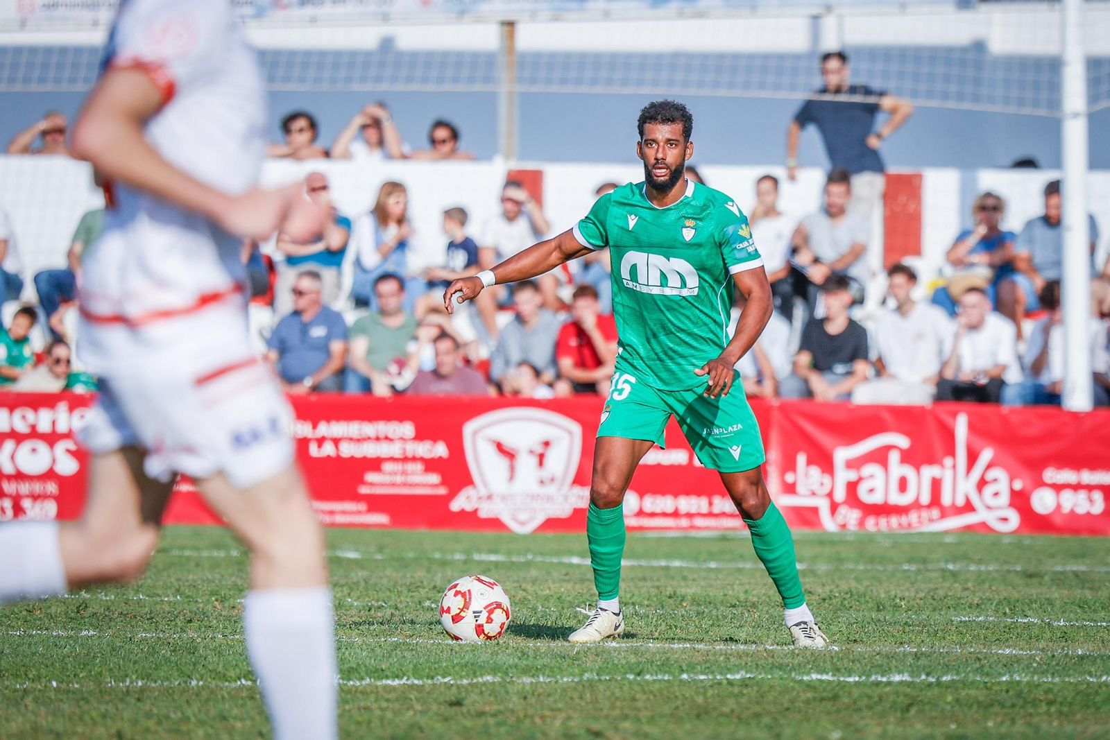 Pablo de Castro, en una acción en el derbi ante el Martos CD.