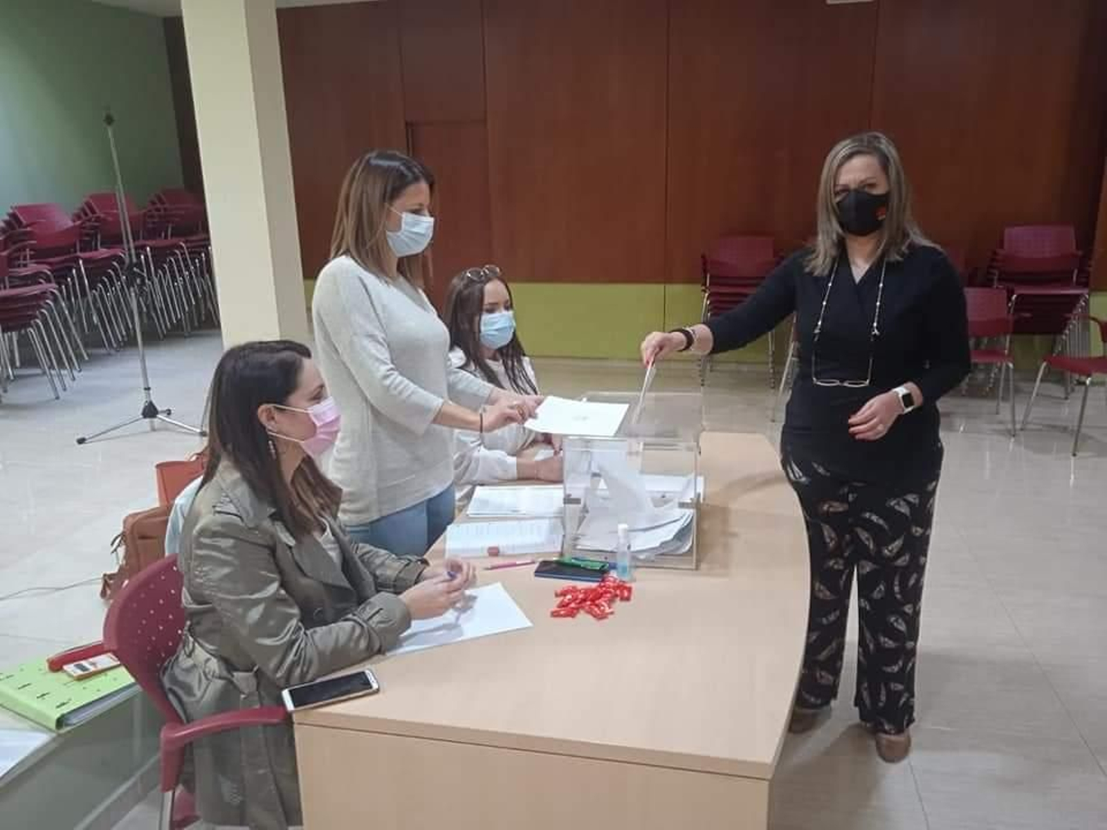 María Jesús Serrano vota en la consulta.