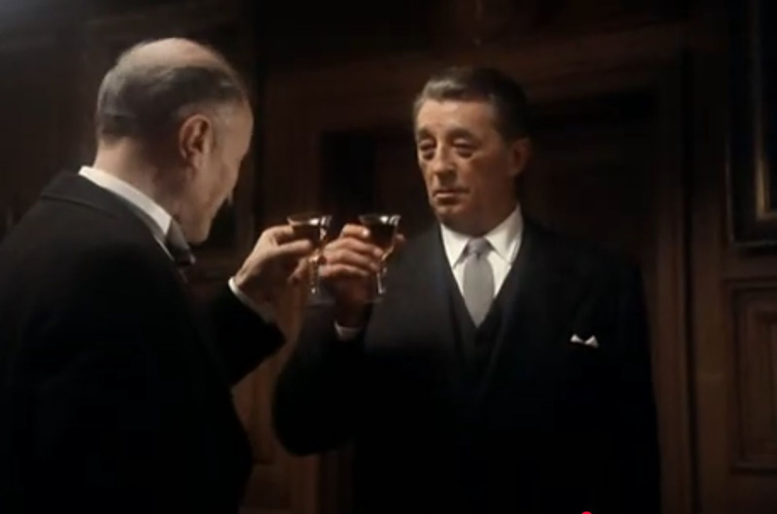 Robert Mitchum brinda con jerez en 'Vientos de guerra' (1983).