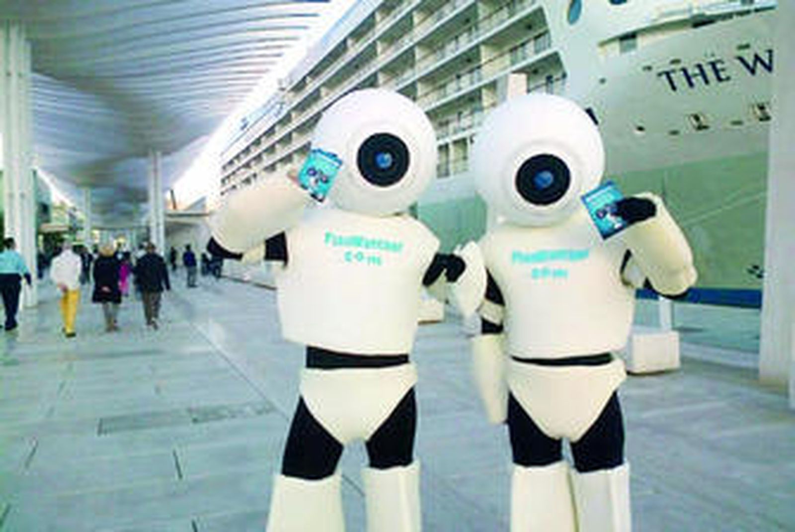 Los creadores reparten publicidad en el puerto malagueño vestidos como la mascota de la página.