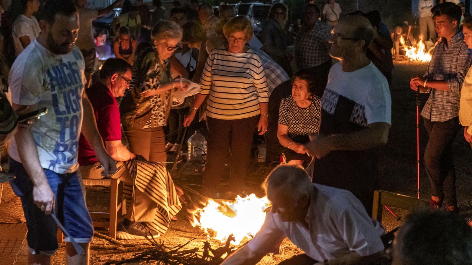 Las migas se cocinan como antaño, con una hoguera, unas trébedes y una paila.