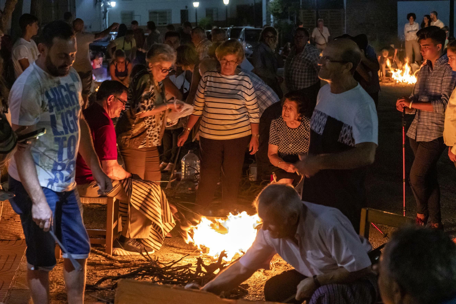Las migas se cocinan como antaño, con una hoguera, unas trébedes y una paila.
