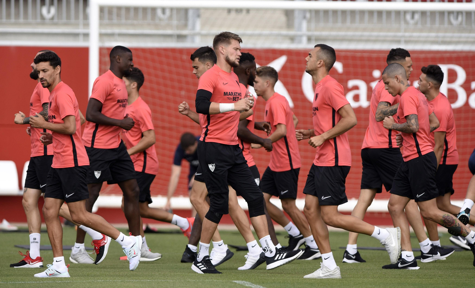 Amadou, en segundo plano entre Jesús Navas y Vaclik, en la sesión de esta mañana.