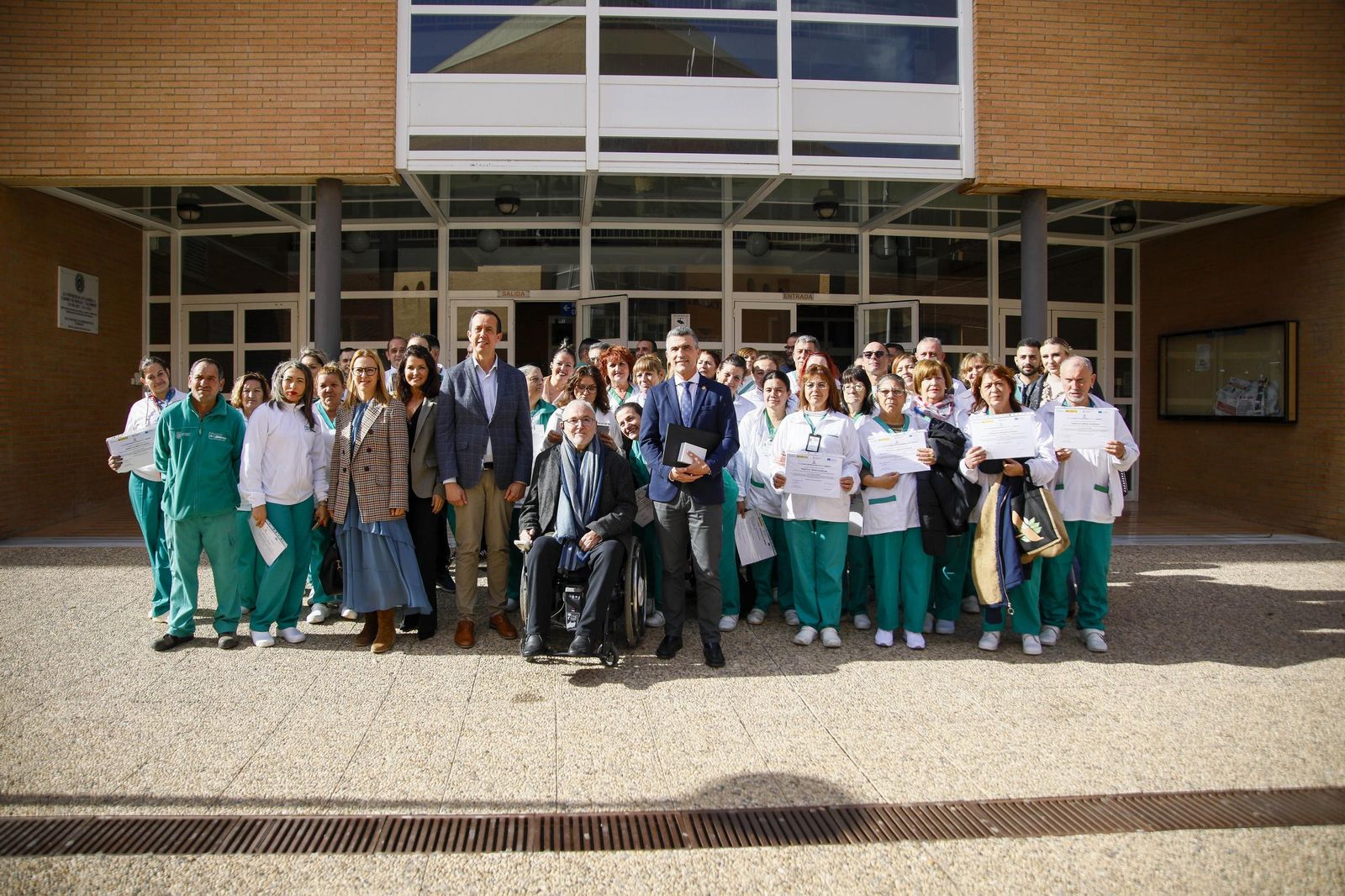 Imágenes de la enterga de certificado de profesionalidad de limpieza de superficies y mobiliarios de VerdiBlanca en la Universidad de Almería