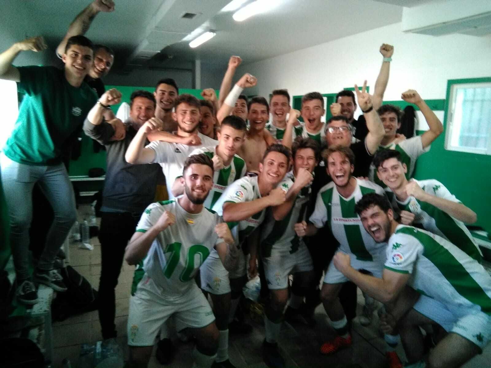 Los jugadores del Córdoba juvenil celebran su triunfo ante el líder, el Sevilla.