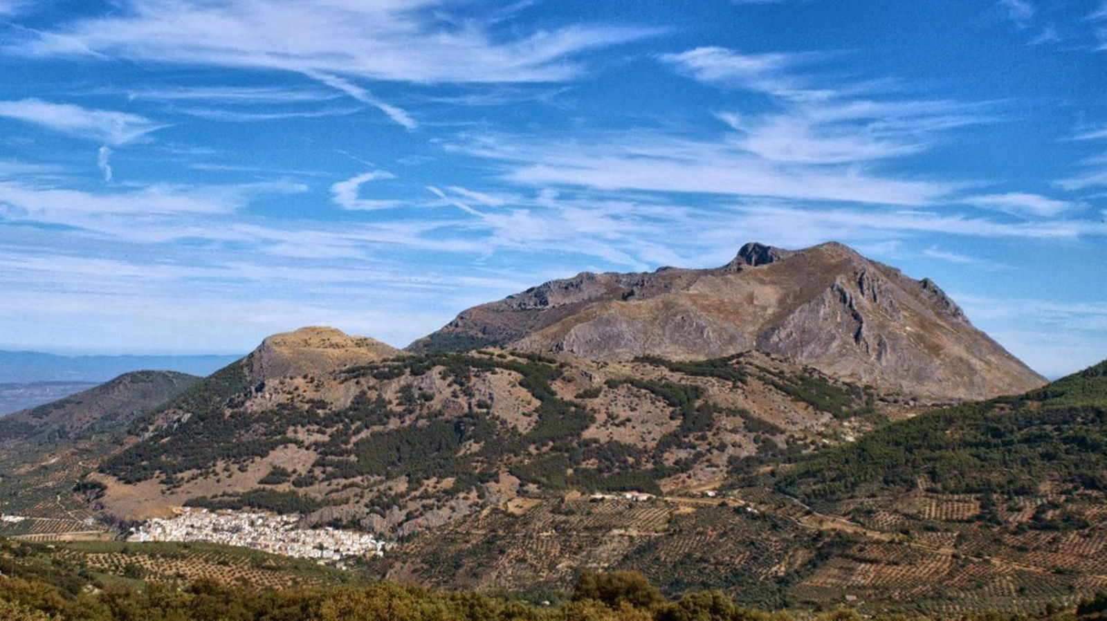 Las temperaturas templadas y posibilidad de recorrer sus montañas son grandes alicients para esta época del año.