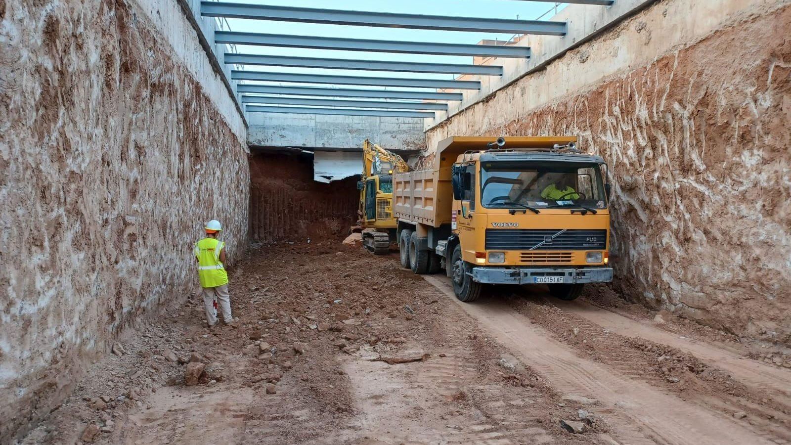 El interior del túnel. Los trabajos de excavación del túnel del Metro en Pino Montano. La foto la colgó el miércoles la consejera de Fomento Rocío Díaz en su cuenta de la red social X (@Rocio_DiazJ) para anunciar la nueva fase en la ejecución de la línea 3 norte.