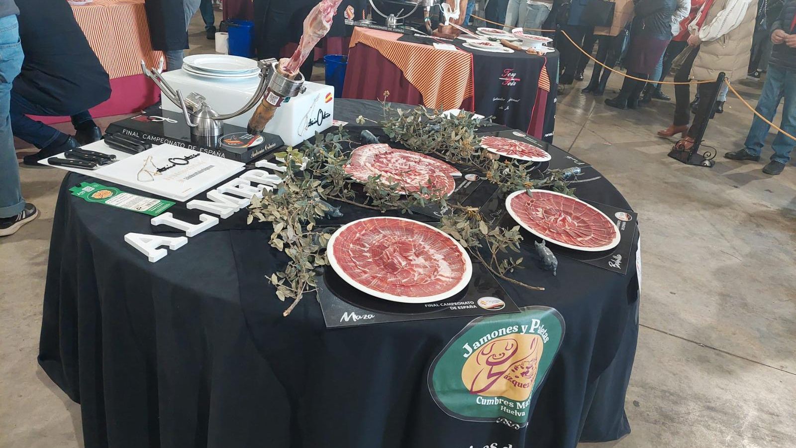 La mesa, con los platos elaborados por Antonio Ortuño.