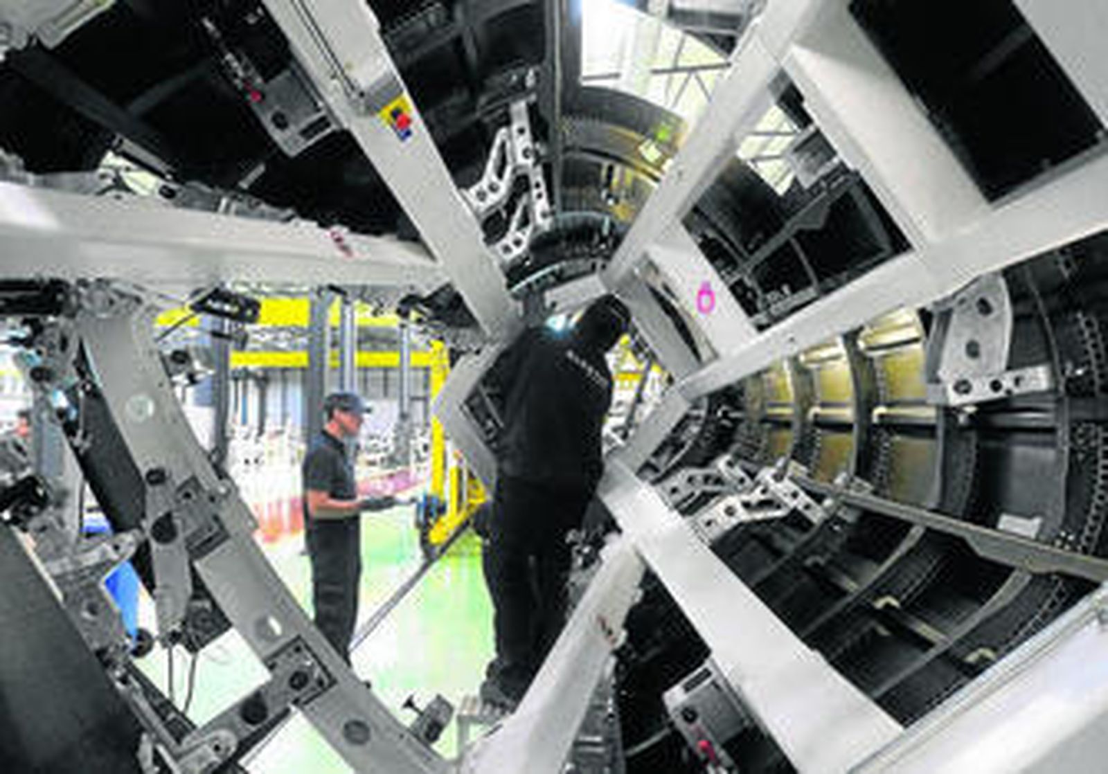 Dos operarios de Alestis en Puerto Real, trabajando en uno de los aparatos que fabrica para Airbus.