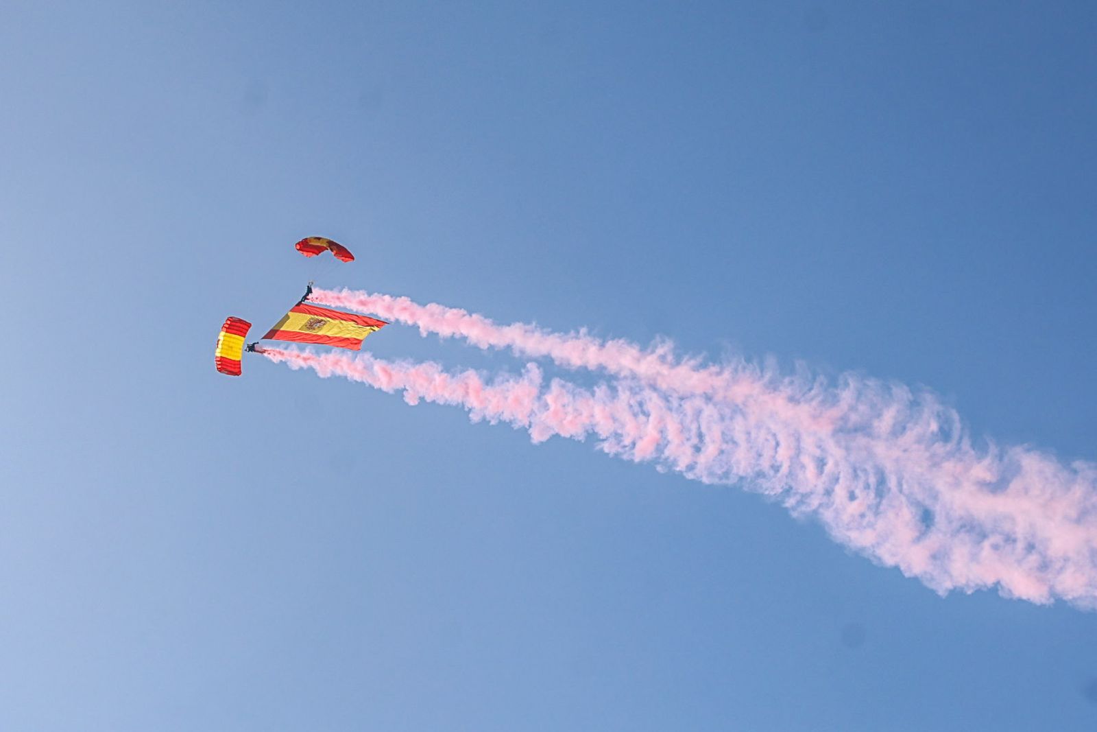 Fotografías de la exhibición aérea de la Patrulla Acrobática de Paracaidismo del Ejército del Aire 'Papea' y de la Patrulla Acrobática de Helicópteros 'ASPA'  en los actos de homenaje al centenario del Plus Ultra presidido por S.M. el Rey Felipe VI