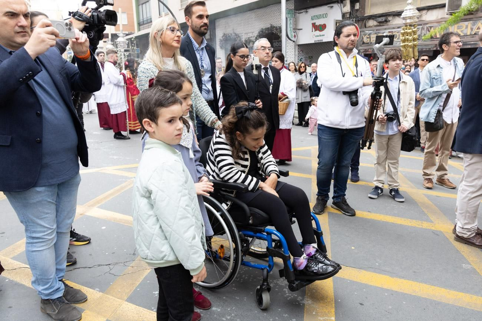 Los jiennenses se echan a la calle para presenciar la primera de las procesiones de la jornada: la Borriquilla (I)