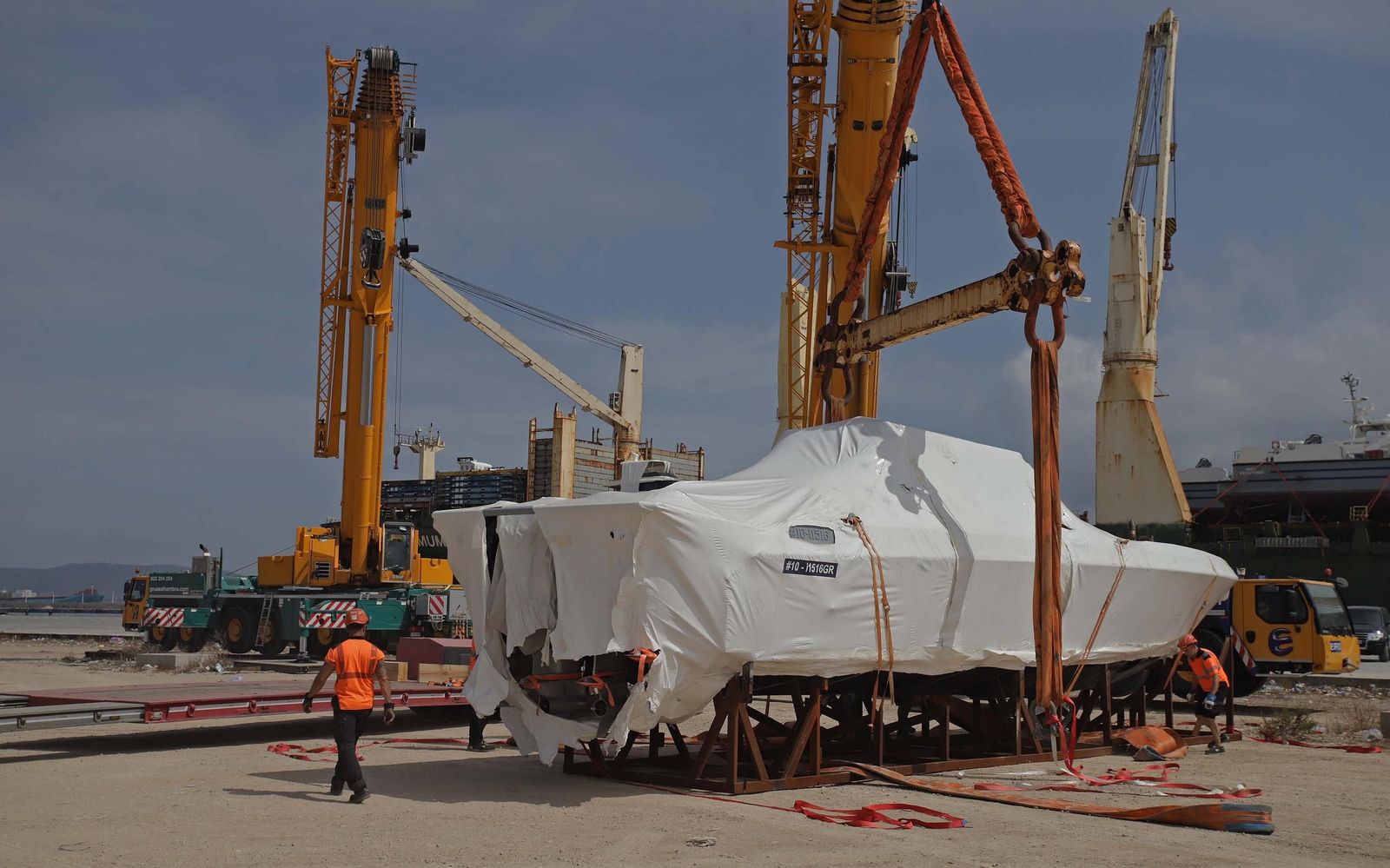 Fotos del dispositivo de descarga de las embarcaciones del buque Lila Mumbai en el Puerto de Algeciras