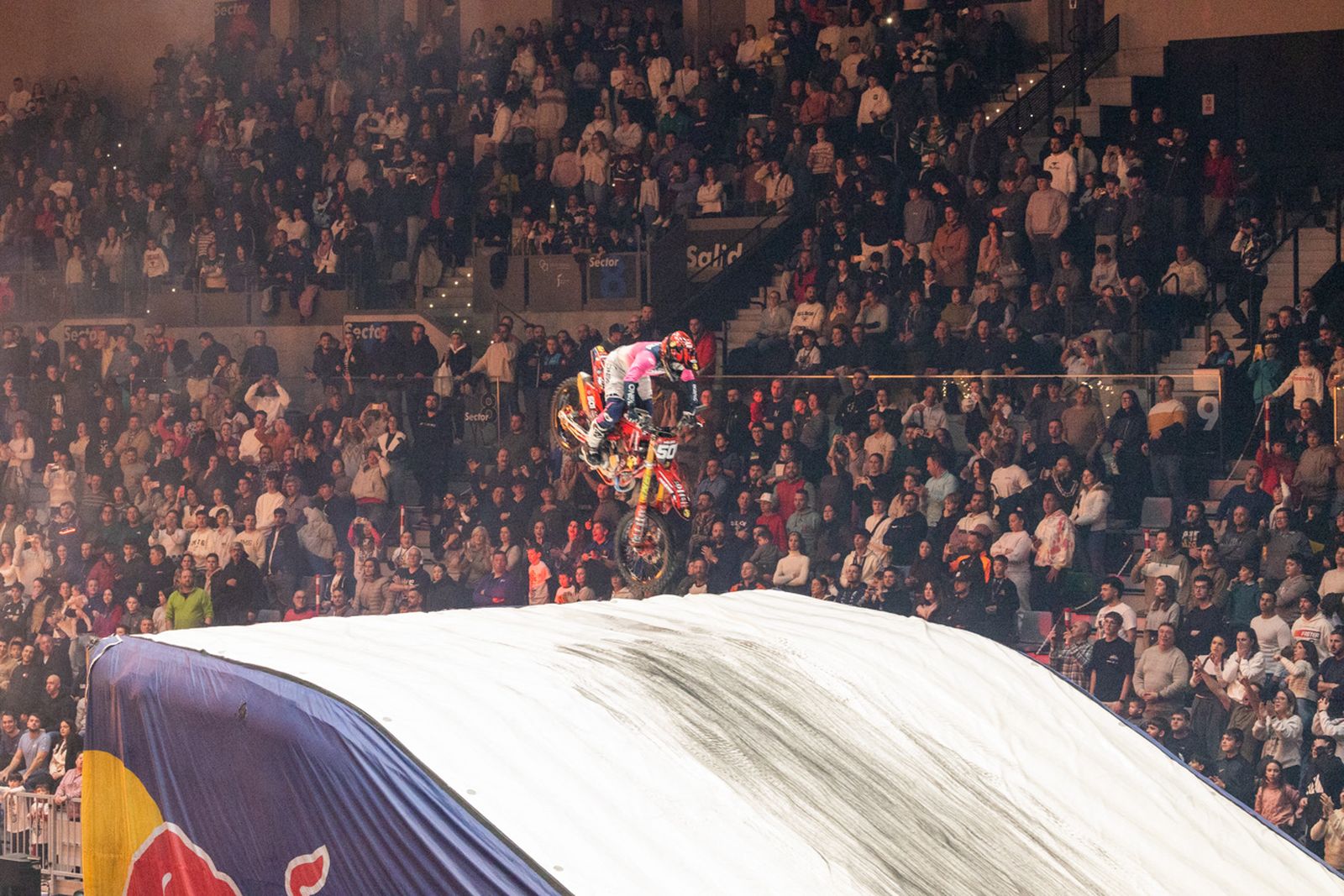 En imágenes: el Olivo Arena vibra con piruetas y motor en estado puro en el Soloflow Freestyle (2)