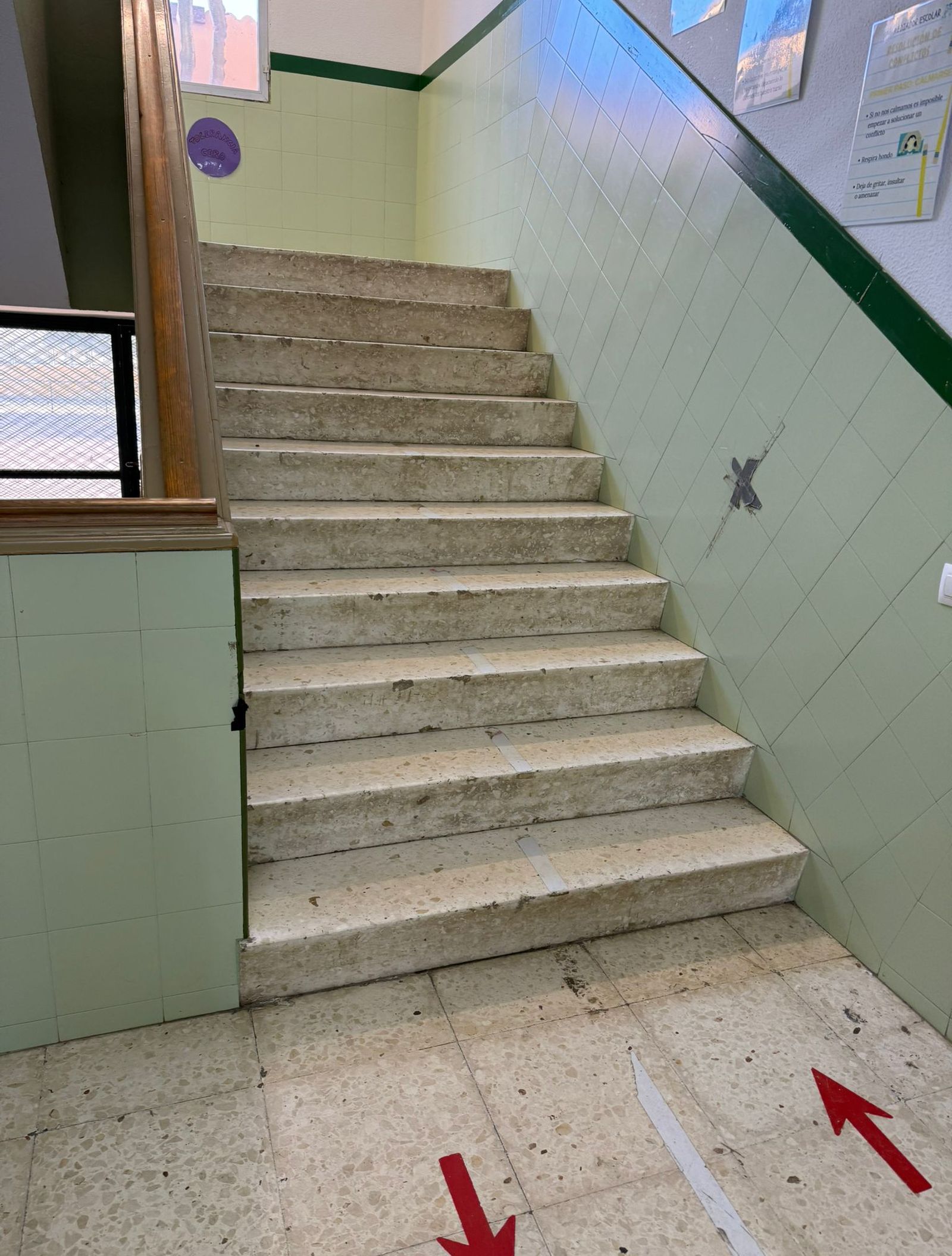 Humedades en las paredes, mal estado de las ventanas y la situación del comedor escolar con falta de monitores y de espacio son otros de los problemas que plantean las familias