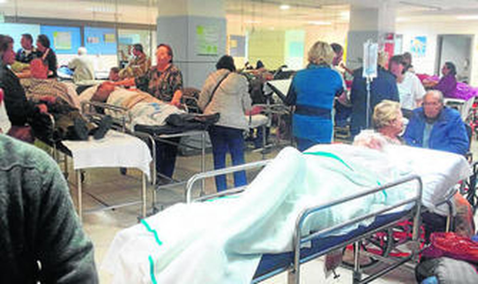 Enfermos pendientes de ingreso en el hospital con problemas de diversa gravedad, ayer en la sala de espera.