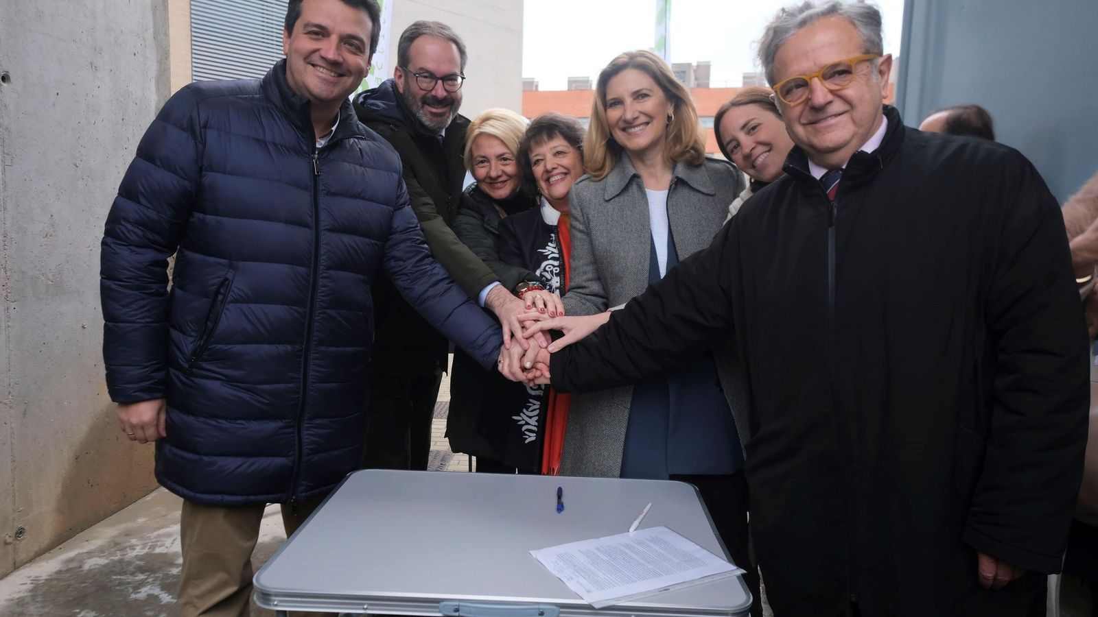 Las distintas autoridades, tras la firma del inicio de las obras de la segunda fase de Sama Naharro.