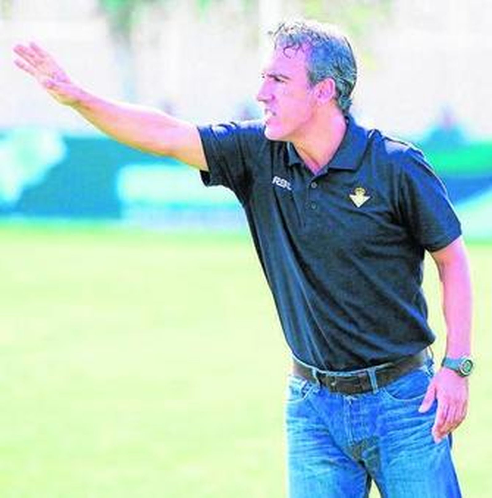 Oli, dirigiendo al filial del Betis en un partido.