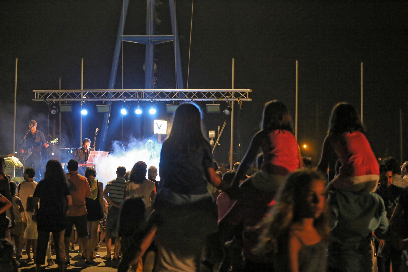 Imagen de un grupo de padres con sus hijas mientras disfutan del concierto.