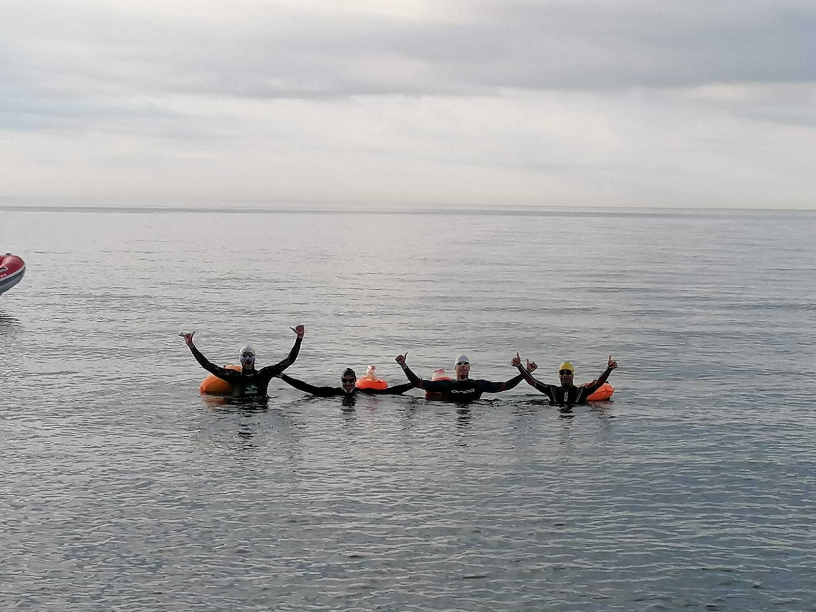 Algunos nadadores participantes en el reto.
