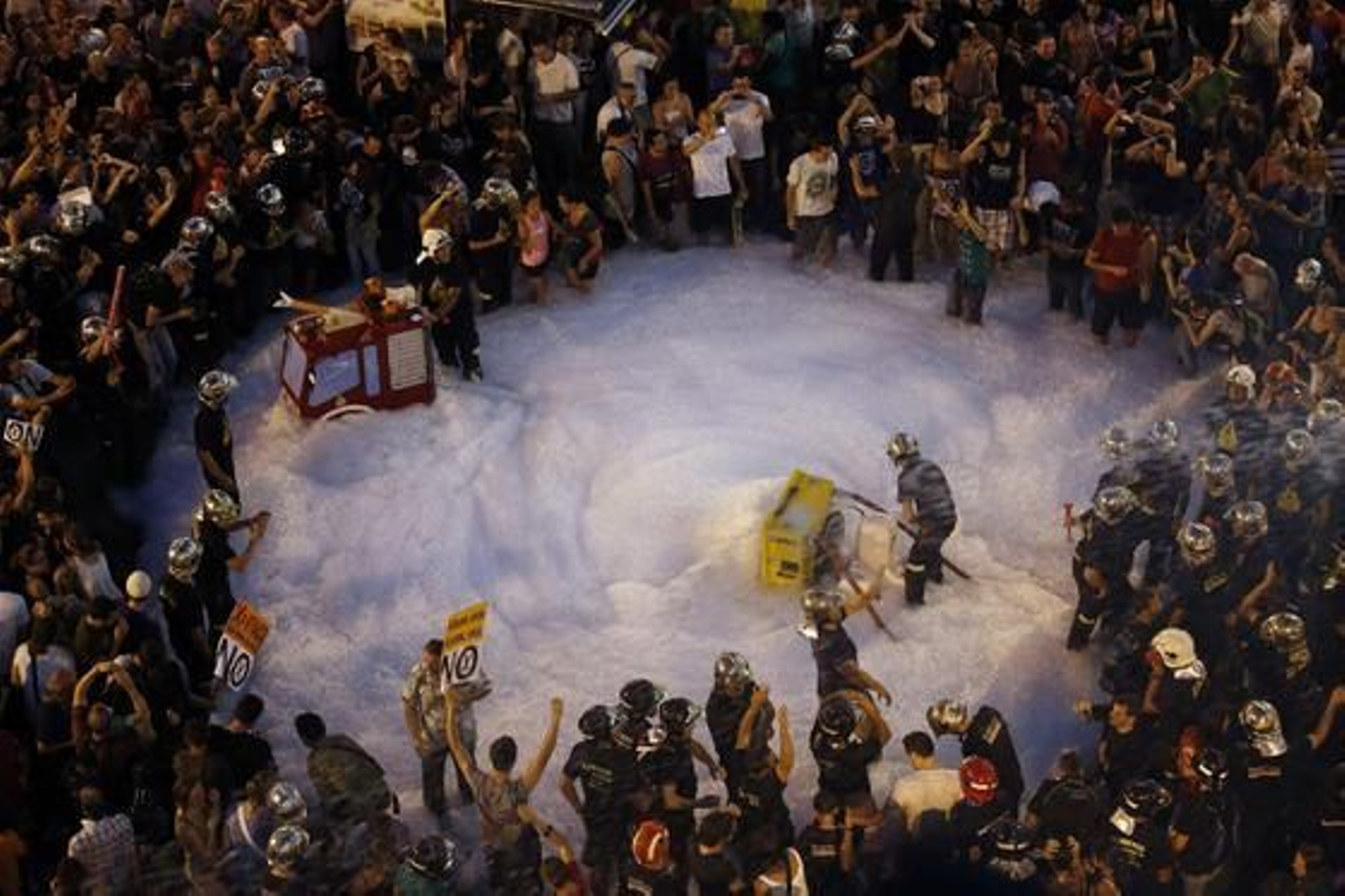 Bomberos llenan el suelo de espuma en la protesta de Barcelona.

Foto: EFE · Reuters · AFP