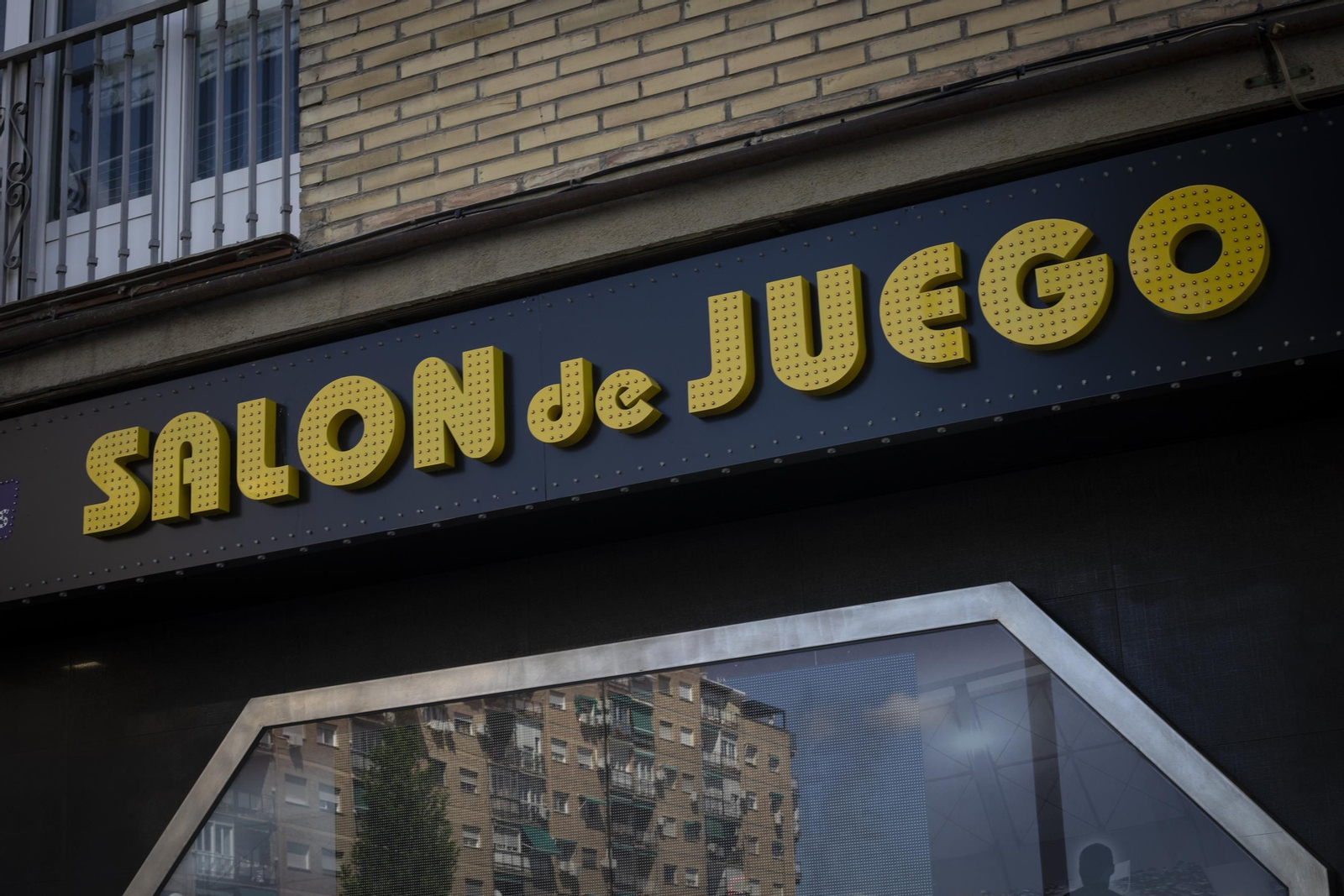 Cartel de un salón de juego. Cartel de un salón de juego.