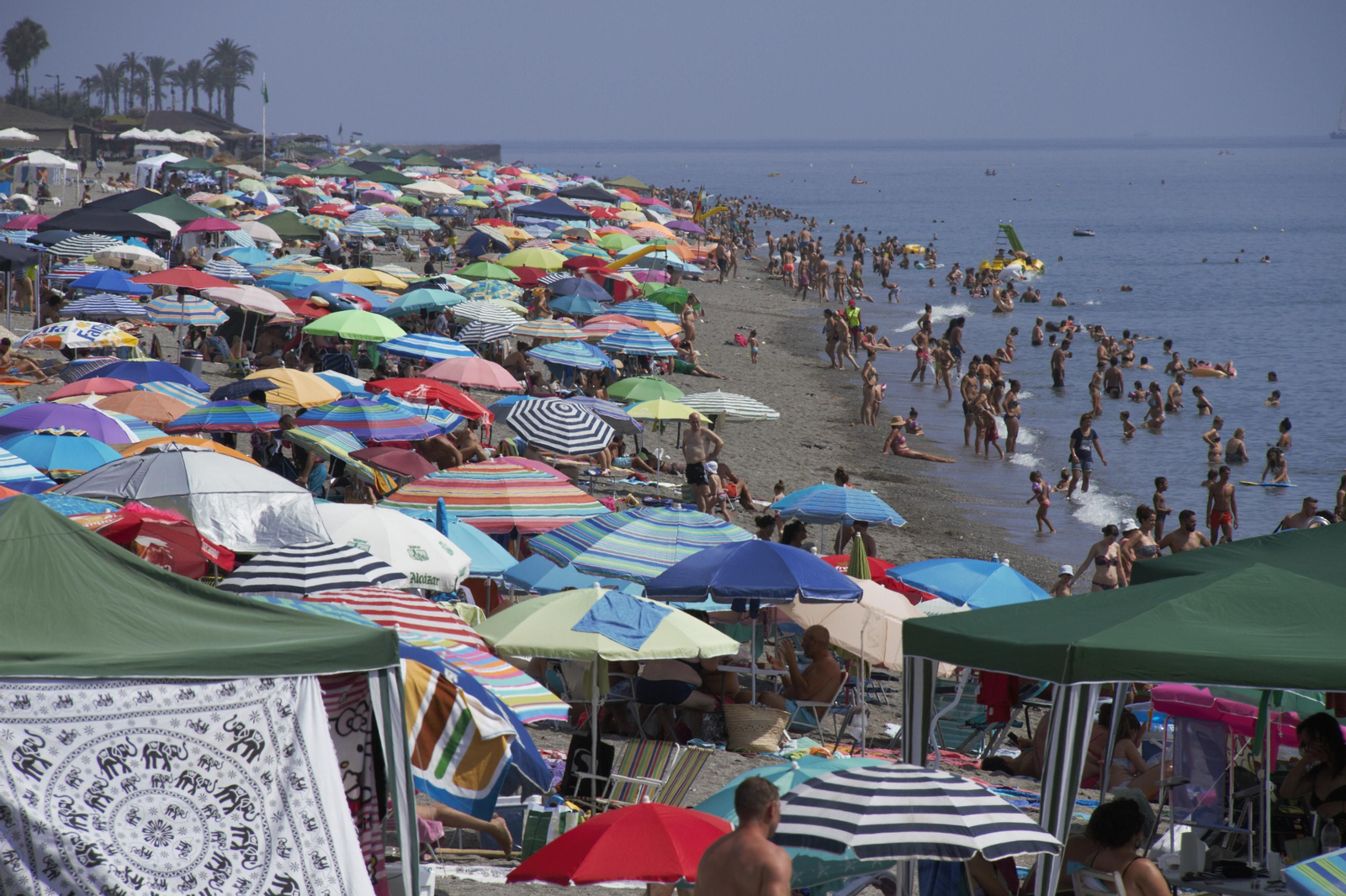 Una playa de la Costa Tropical, atestada de bañistas el pasado 15 de agosto.