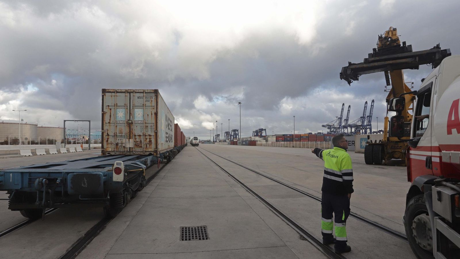 Un operario ordena el tráfico en la T1 del Puerto de Algeciras.