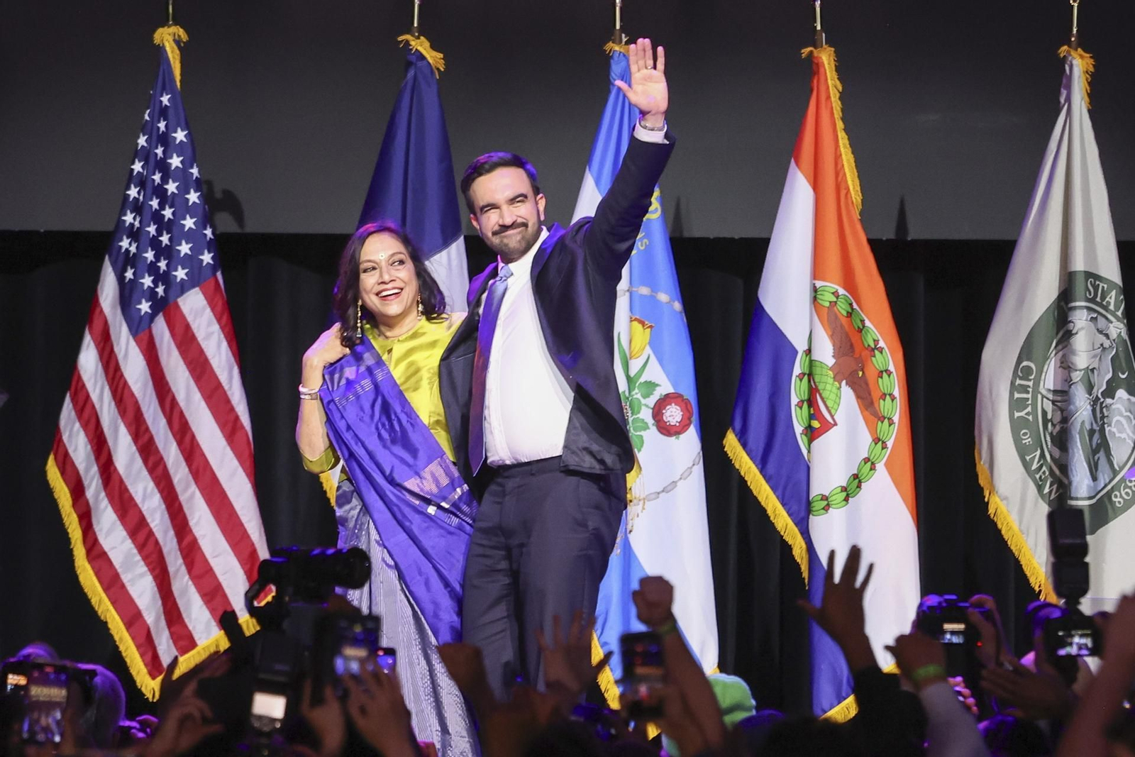 El alcalde electo de la Ciudad de Nueva York, Zohran Mamdani, y su madre, Mira Nair, saludan a la multitud. El alcalde electo de la Ciudad de Nueva York, Zohran Mamdani, y su madre, Mira Nair, saludan a la multitud.