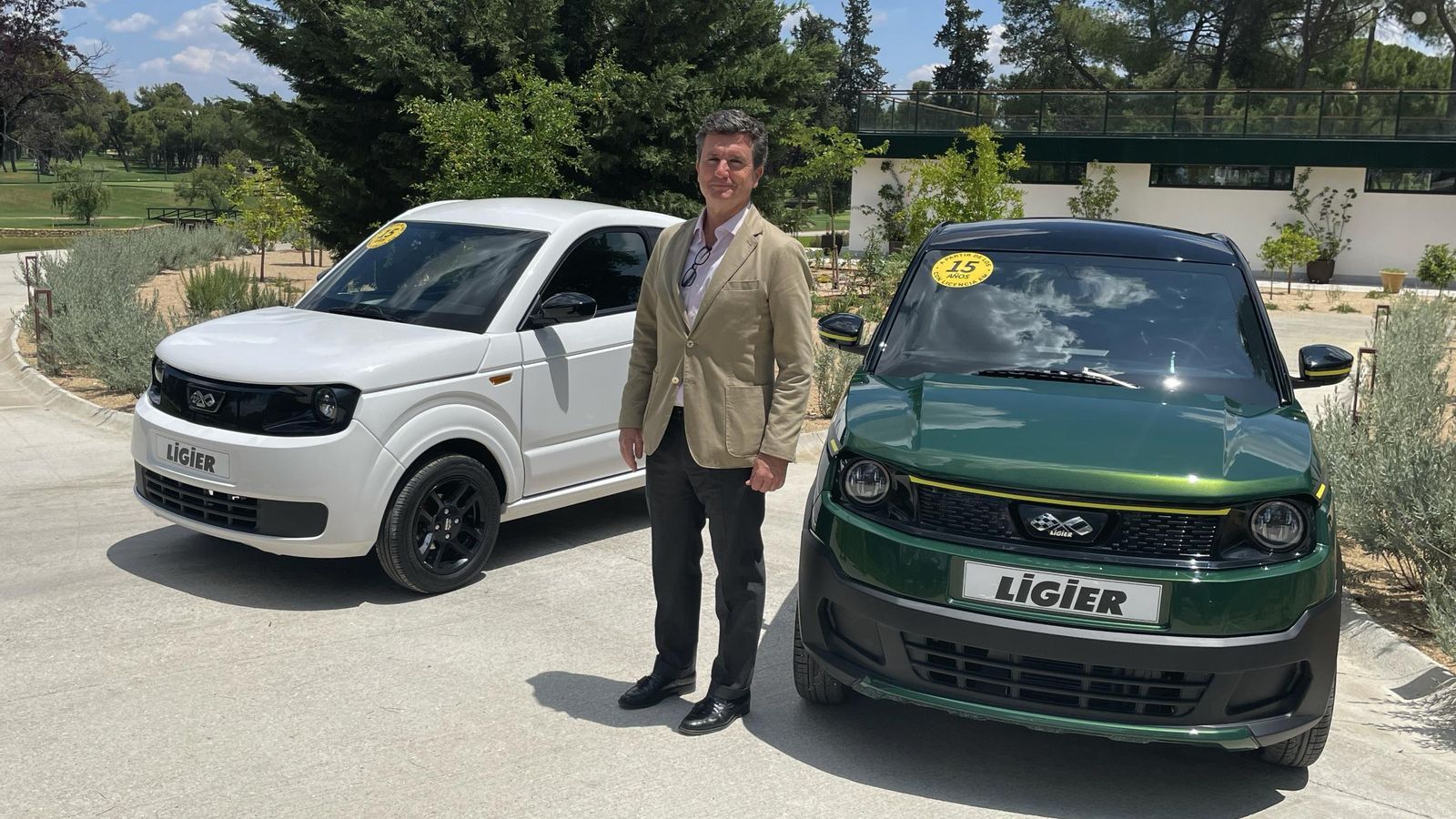 Jaime Galvez, director comercial de Ligier en España, hizo la presentación en el  Real Club Pineda Sevilla de las dos versiones del Myli.