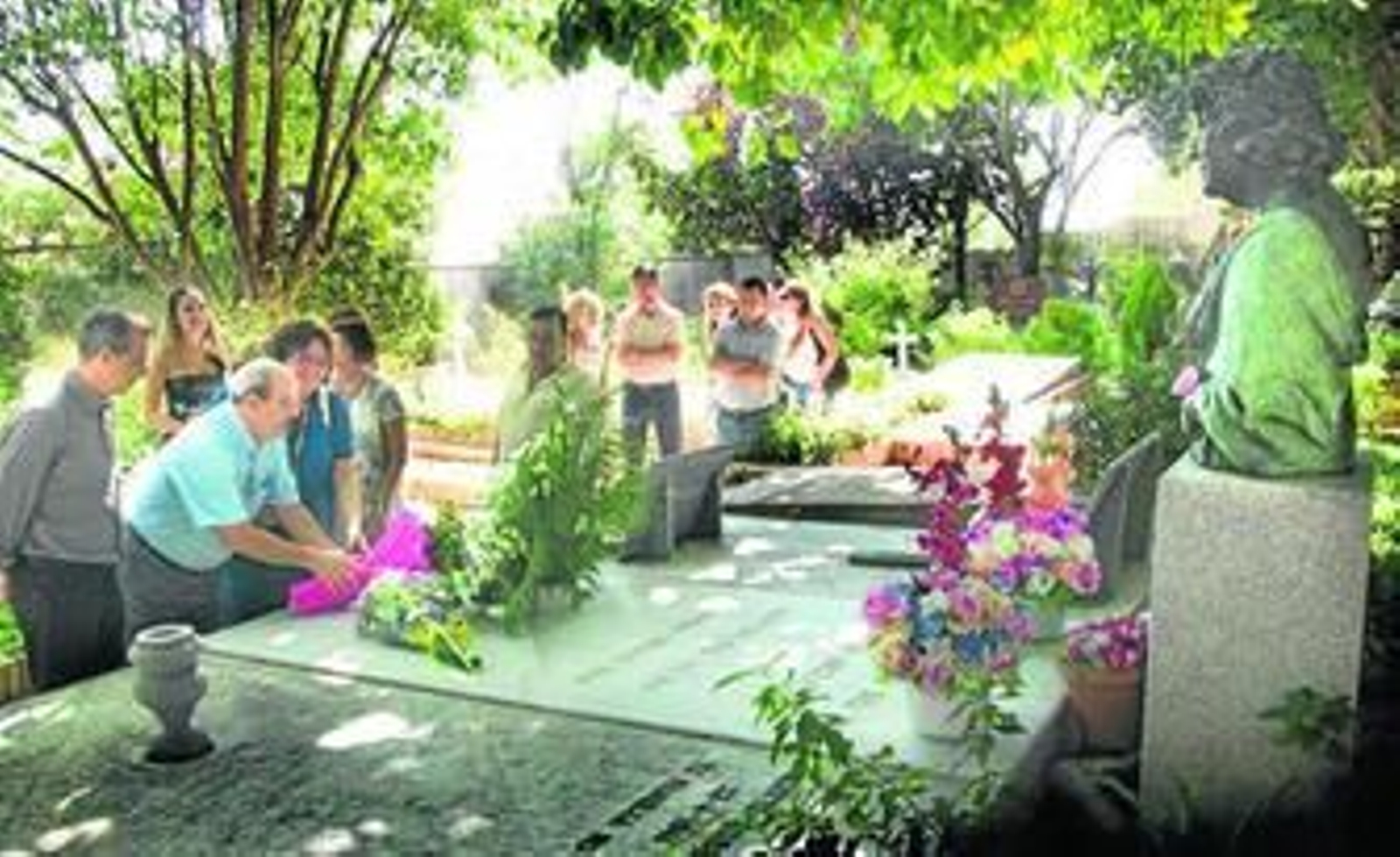 Amigos y familiares recordaron ayer a Imperio Argentina en el cementerio internacional de la localidad.