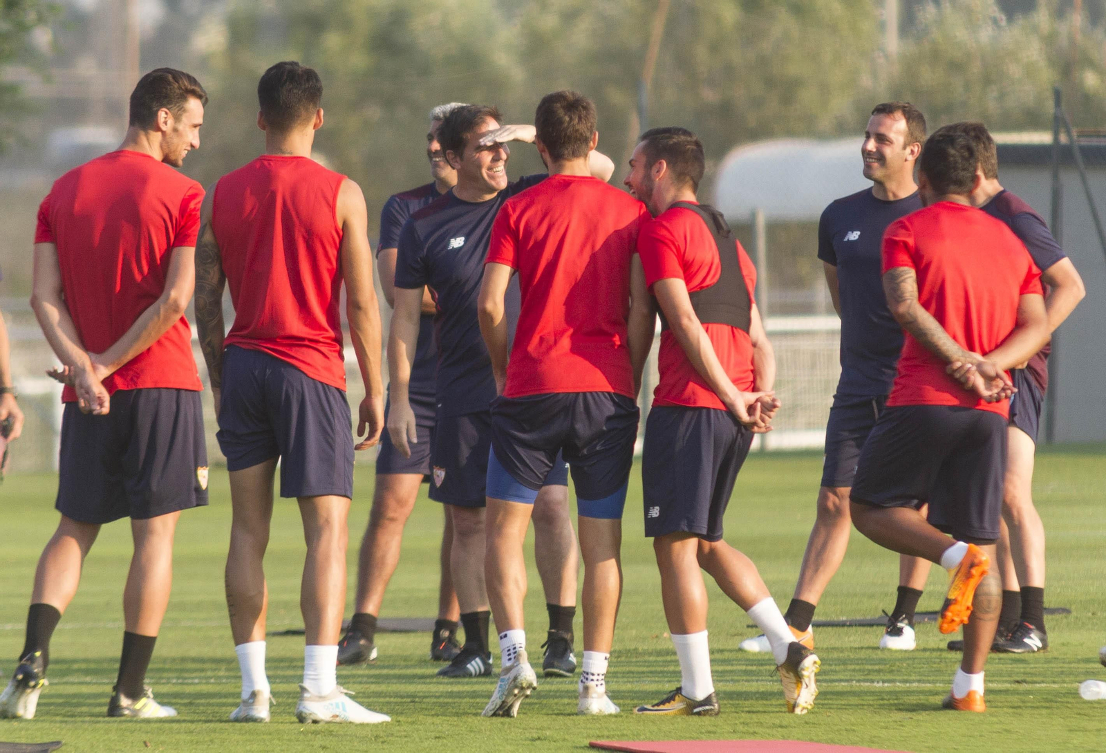 El entrenador del Sevilla, Eduardo Berizzo, realiza unas indicaciones a sus futbolistas durante el entrenamiento.