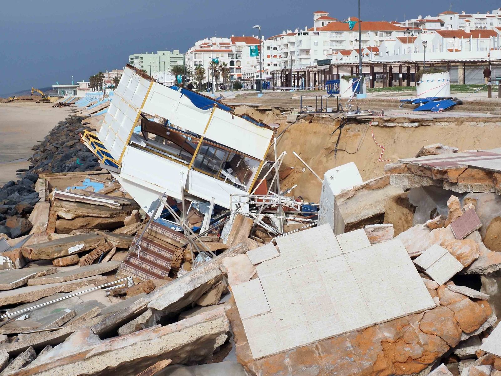 Las fotos de los destrozos del temporal en el paseo marítimo de Matalascañas