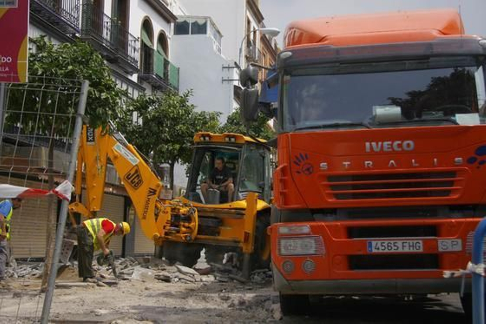 Los operarios ya han comenzado con los trabajos para peatonalizar la calle San Jacinto.

Foto: Belén Vargas