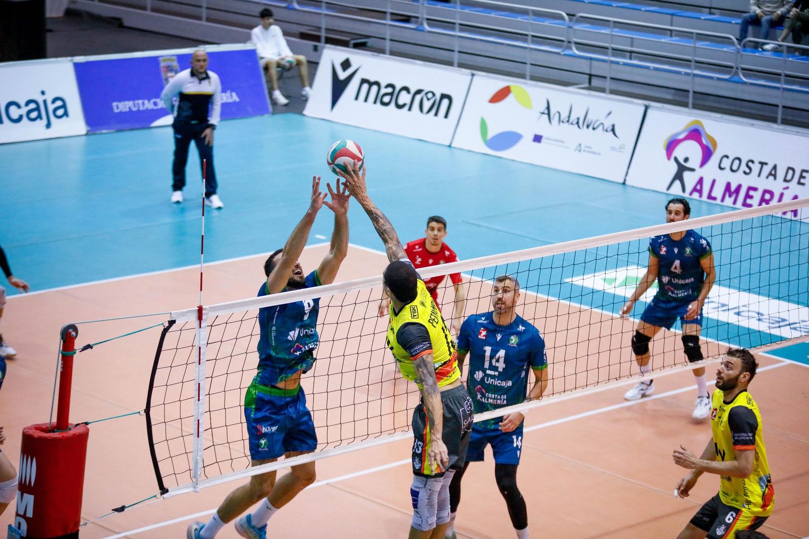 Las imágenes del Unicaja Costa de Almería-Leleman Conqueridor, primer partido del play off por el título de Superliga en Almería