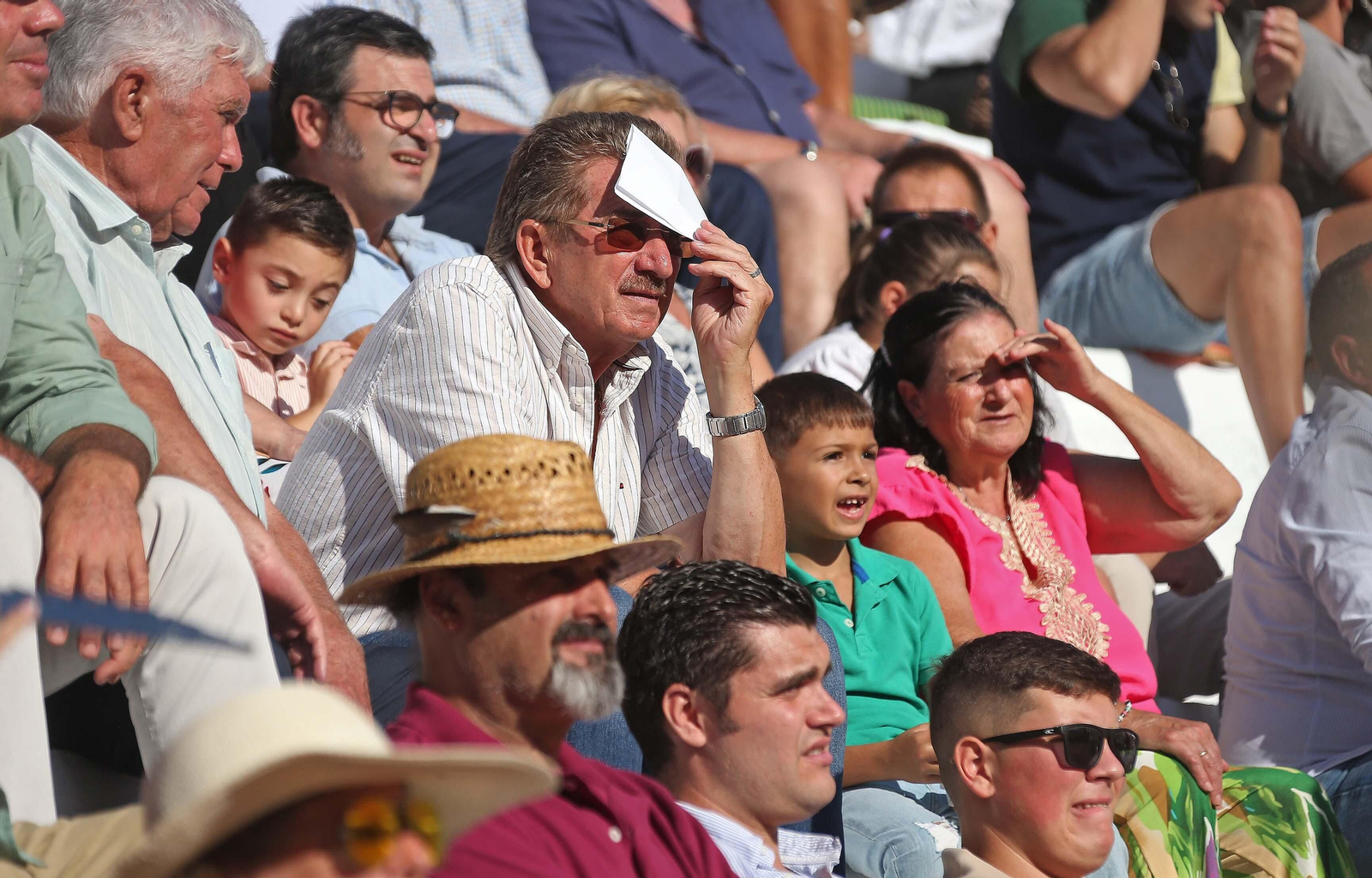 Búscate durante la corrida de reapertura de la plaza de toros de Tarifa