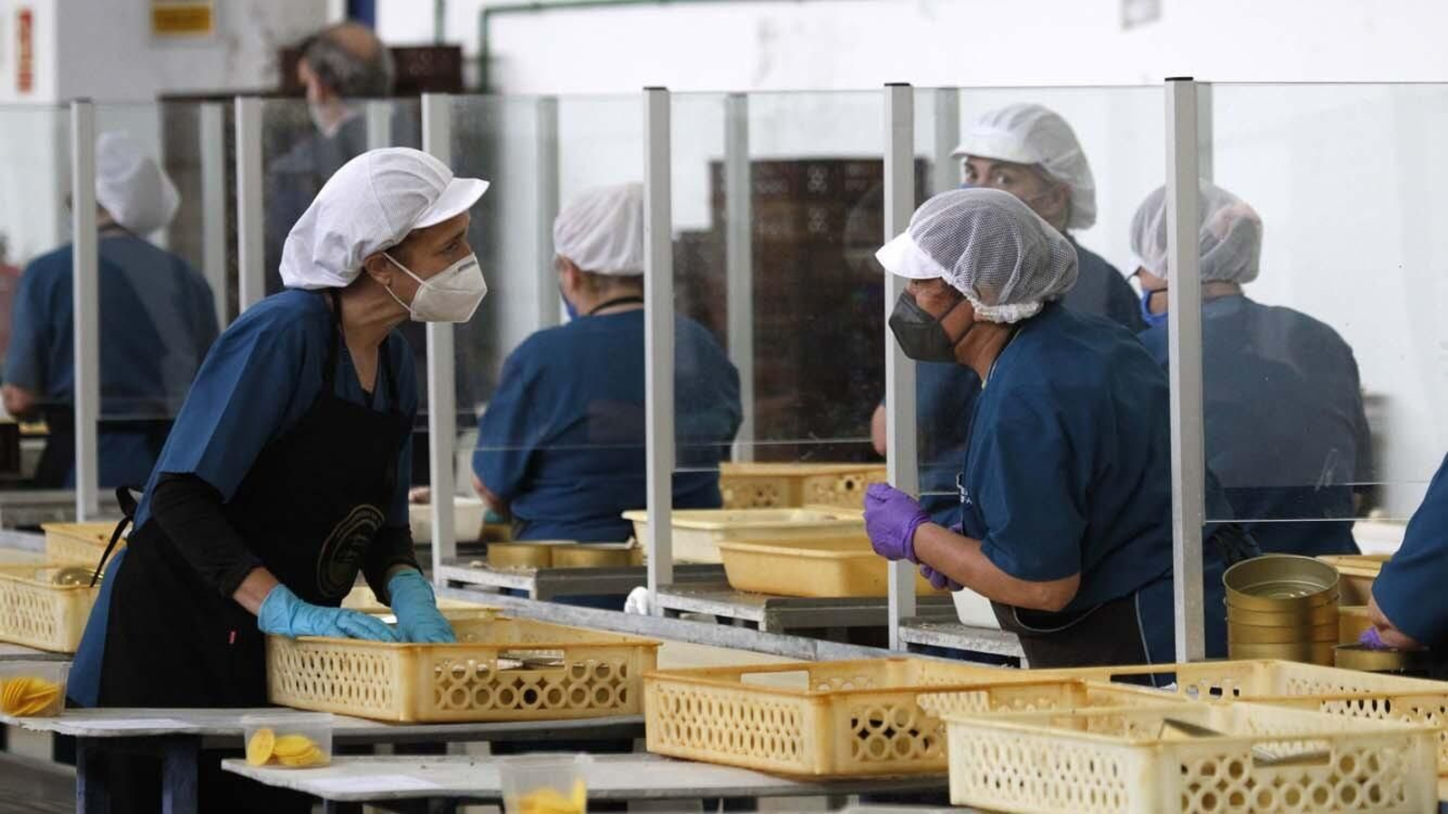 Las fotos de la inauguración de la calle Estibadoras de la Conservera en Tarifa