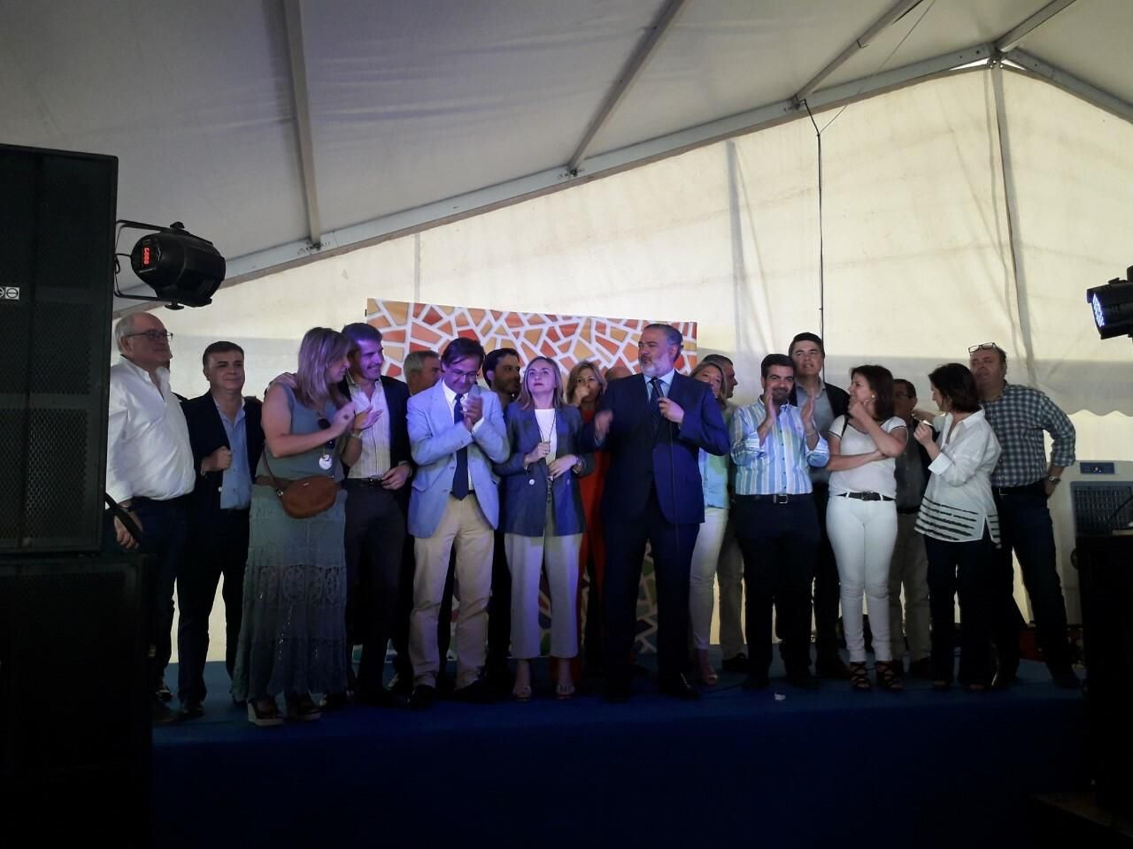 Los representantes del PP, ayer, tras el almuerzo celebrado en la caseta popular del Corpus.