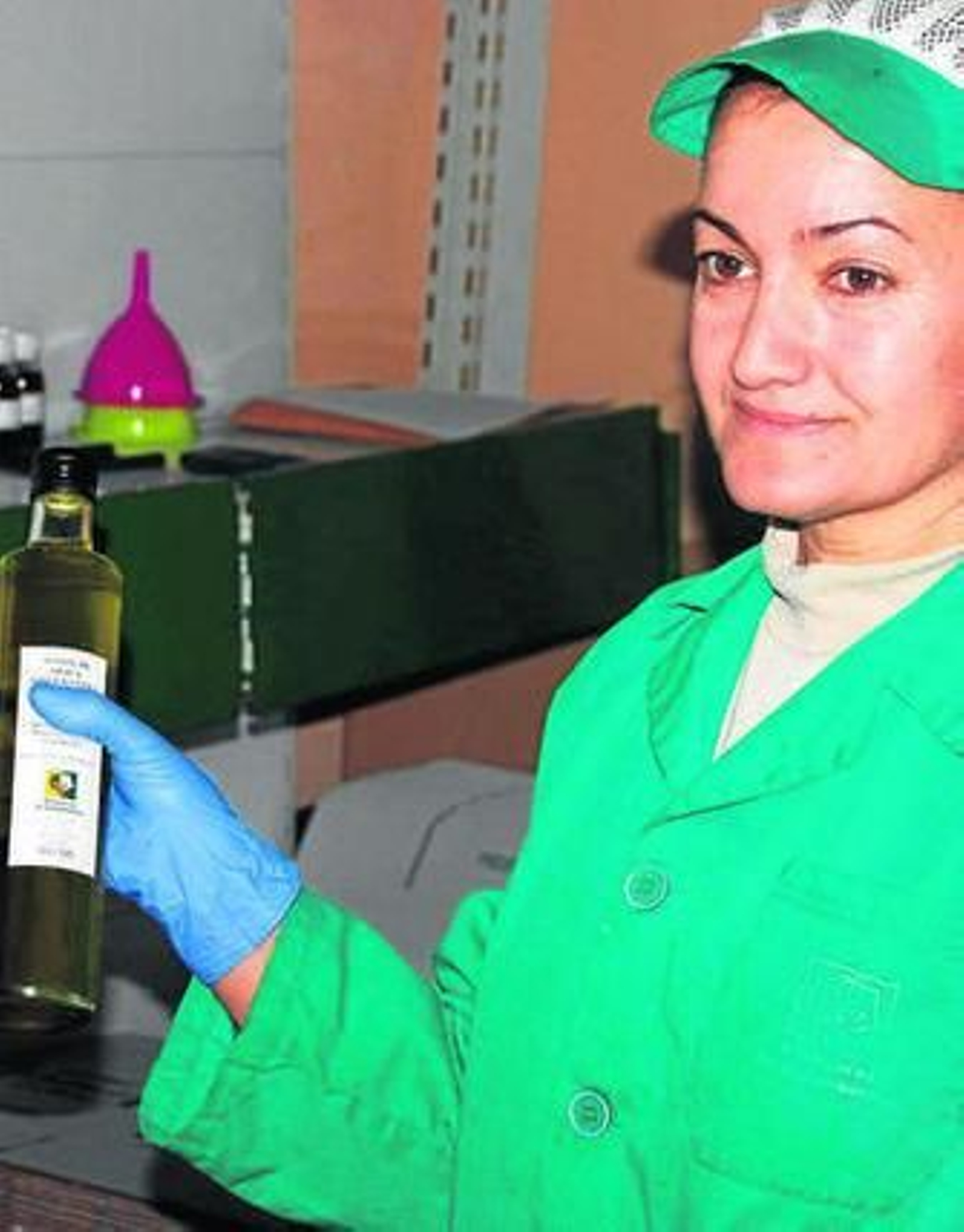 Montes Soldado muestra una botella personalizada.