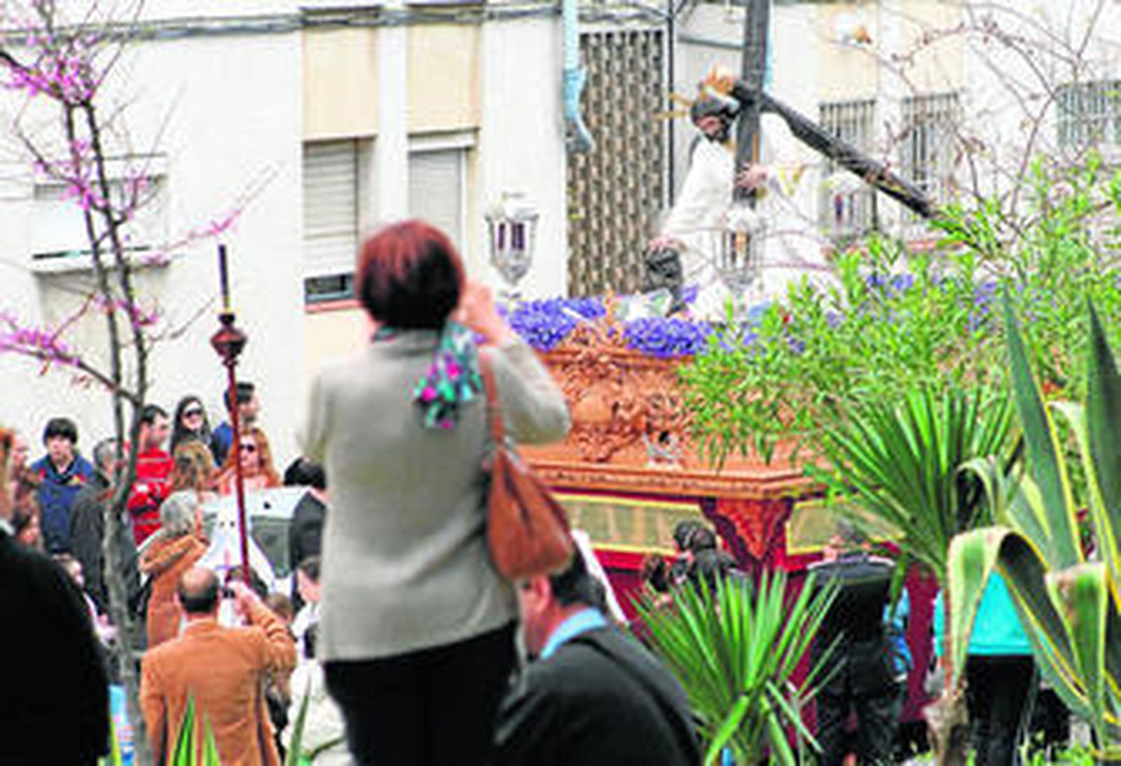 Aunque con media hora de retraso por los problemas con las previsiones meteorológicas, la procesión de las Tres Caídas salió para recorrer las calles de la barriada.