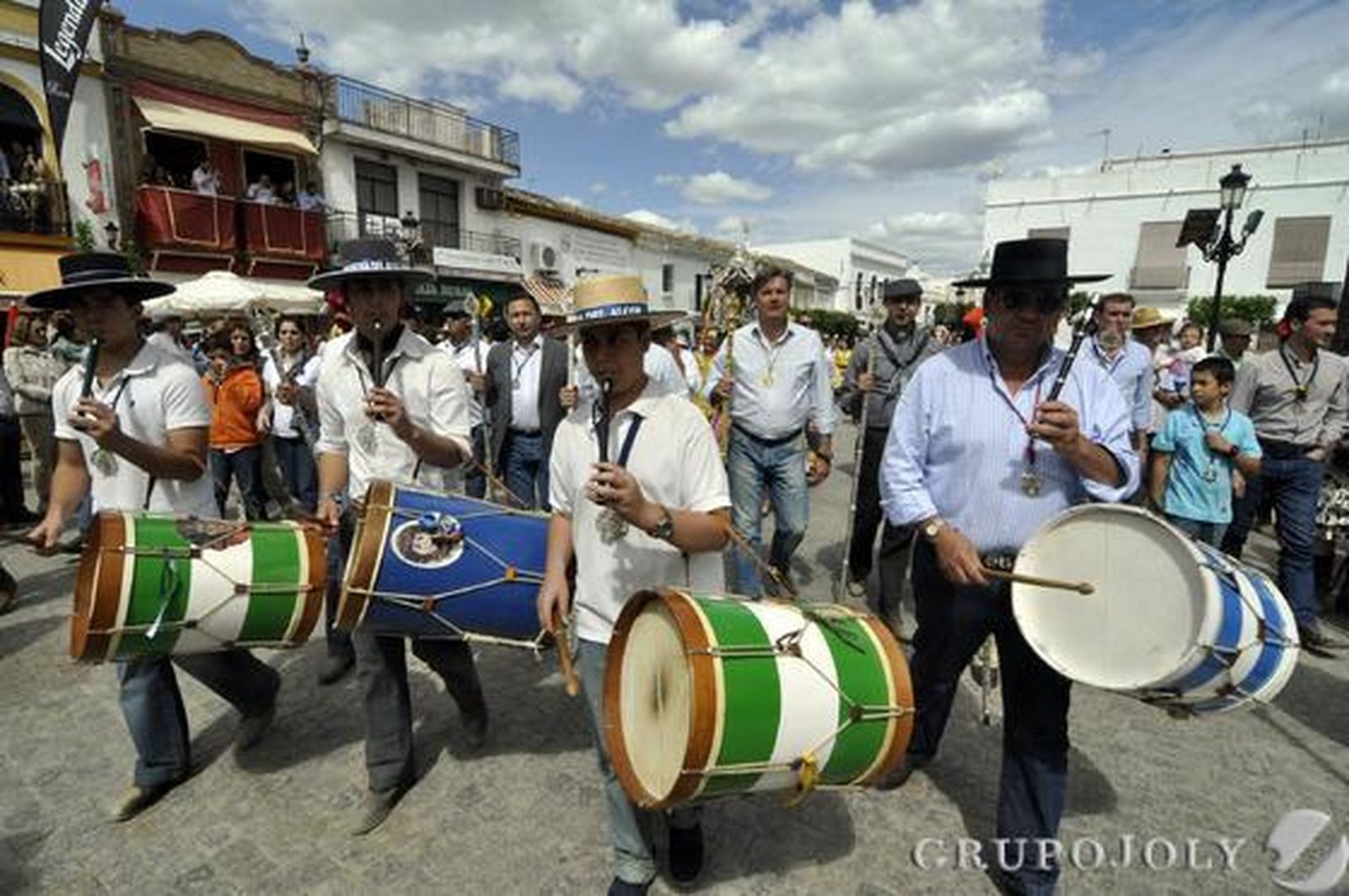 Mairena del Alcor sube la escalinata de la parroquia manriqueña.

Foto: Manuel Gómez