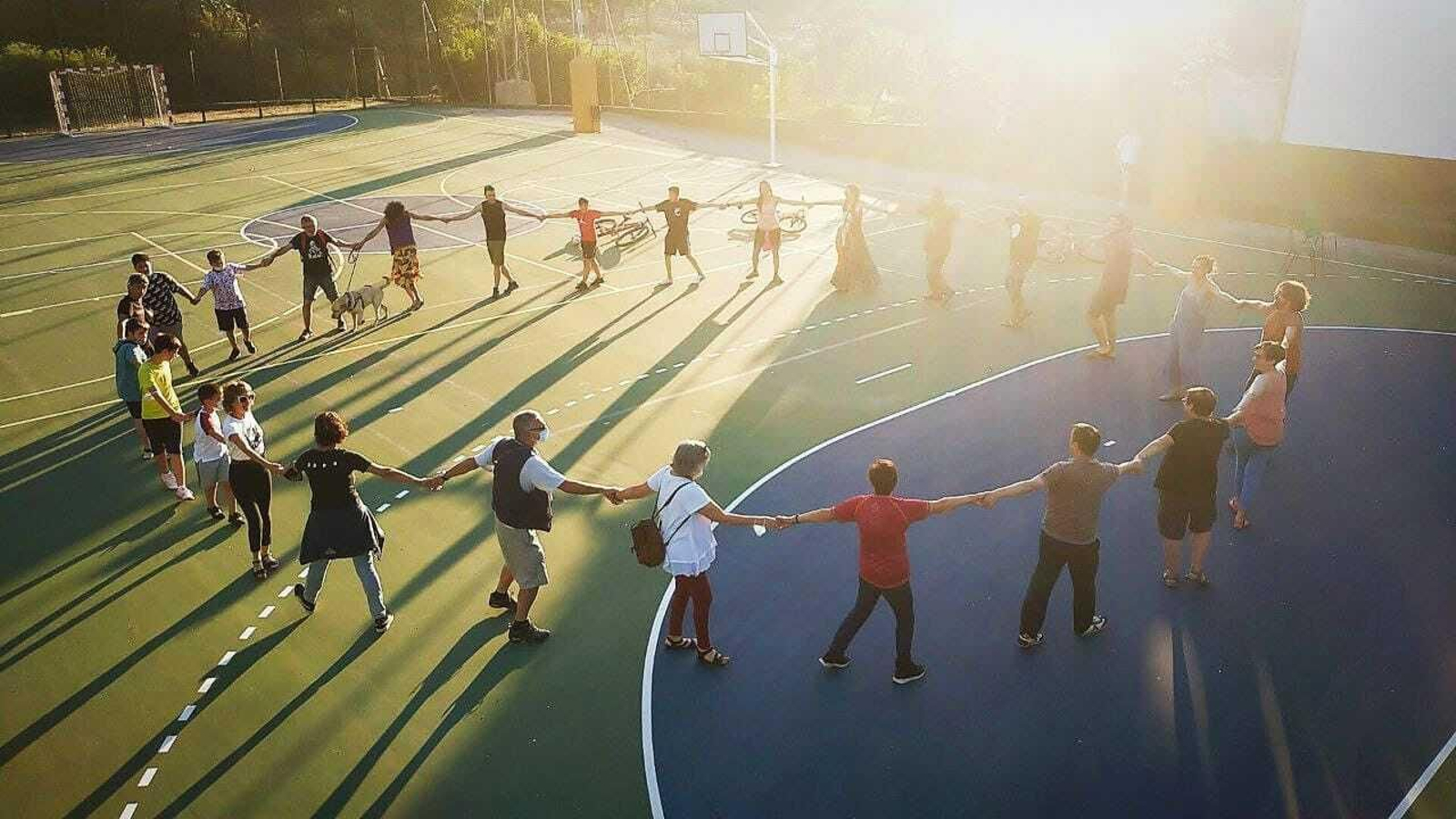 Vecinos de Monachil celebran la instalación de la primera Comunidad Energética en el Polideportivo Miraflores de este municipio.