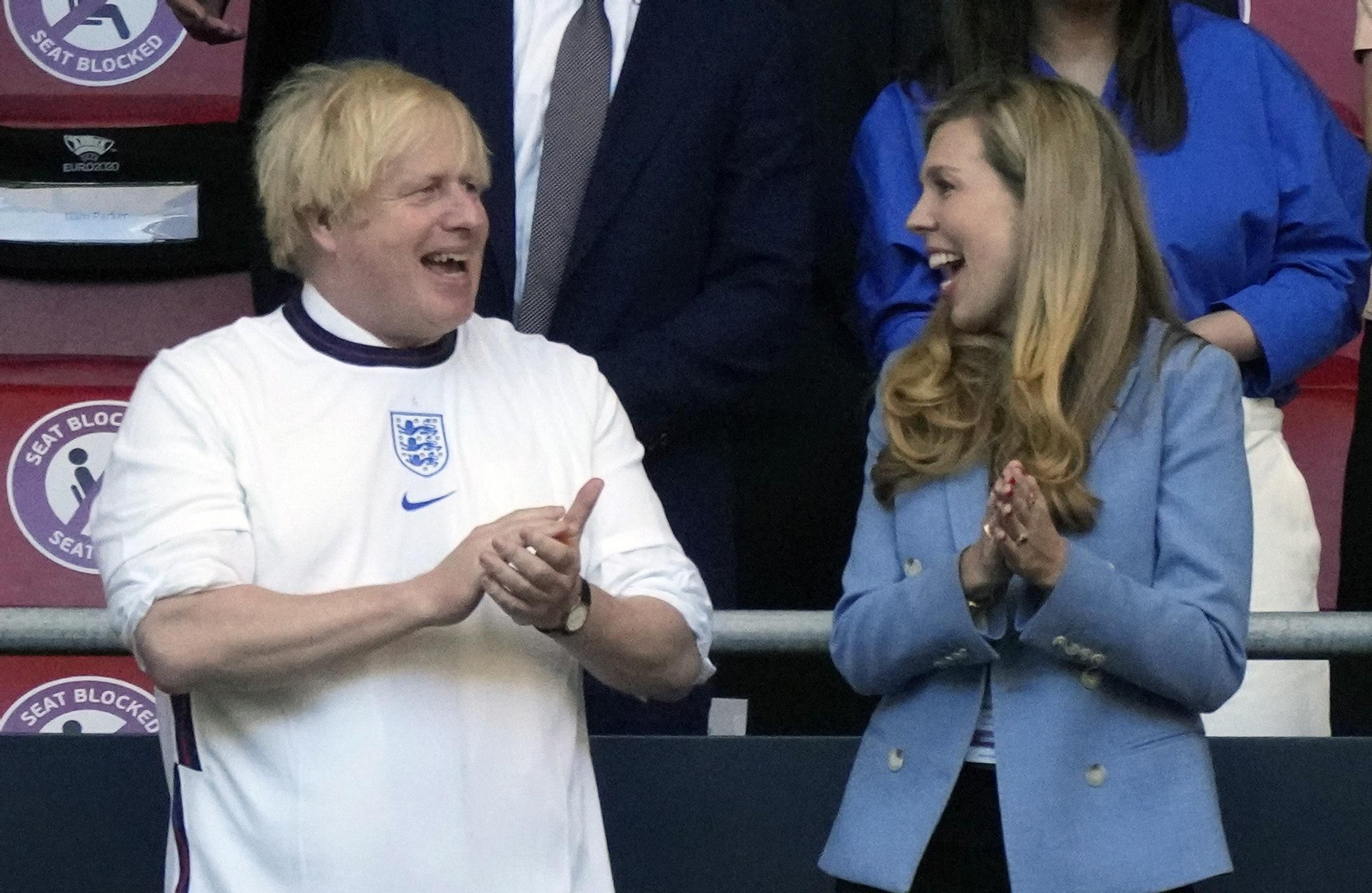 El primer ministro británico, Boris Johnson, junto a su esposa, Carrie,, en el palco de Wembley.