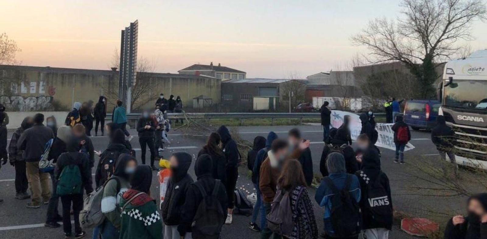 Unas 60 personas cortan desde la AP-7 a la altura de Girona en protesta por el encarcelamiento de Hasel