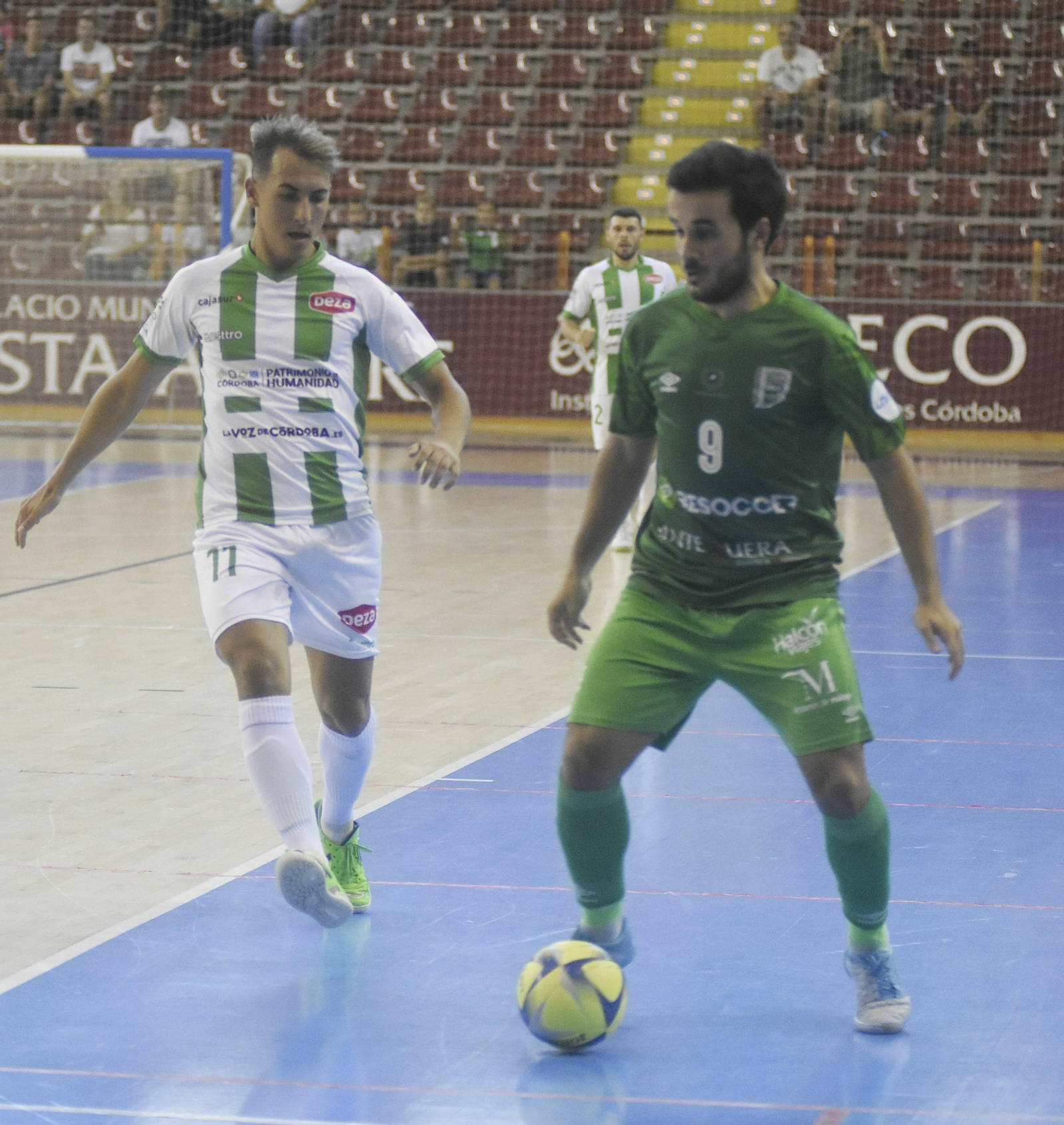 Koseky presiona la salida de balón de Dani Ramos.