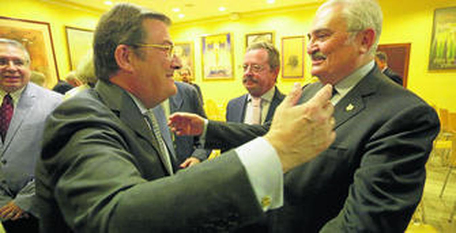 Joaquín Sainz de la Maza, a la izquierda, recibe el abrazo de felicitación del presidente saliente, Carlos Bourrellier.