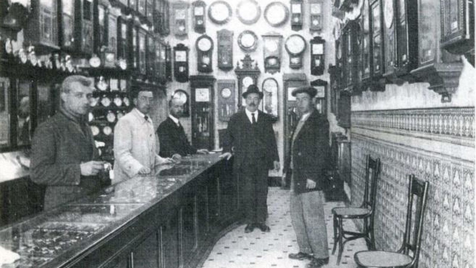 Interior repleto de relojes de pared.