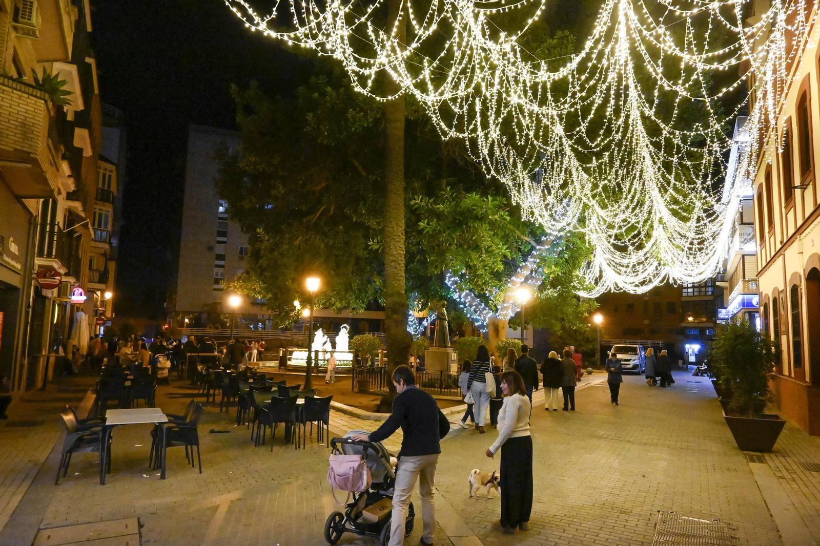 Imágenes de la nevada y alumbrado navideño en Huelva