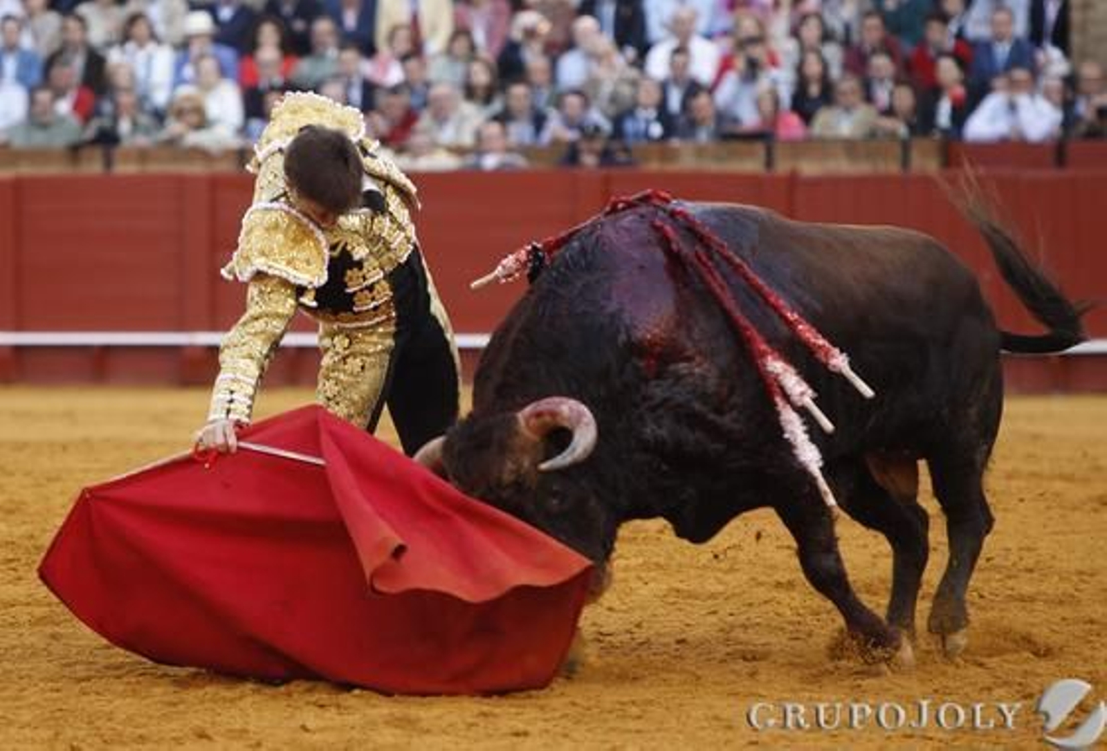 El Juli lidia al sexto toro.

Foto: Juan Carlos Muñoz
